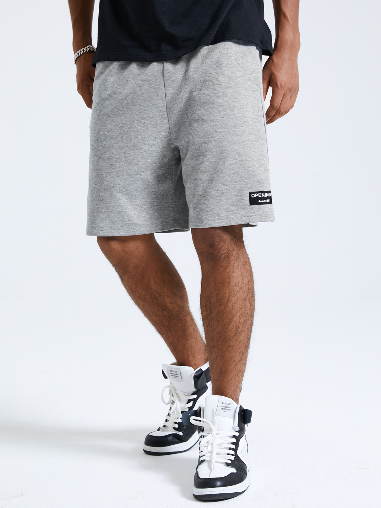 Men Sporty Plain Drawstring Badge Elastic Waist Shorts