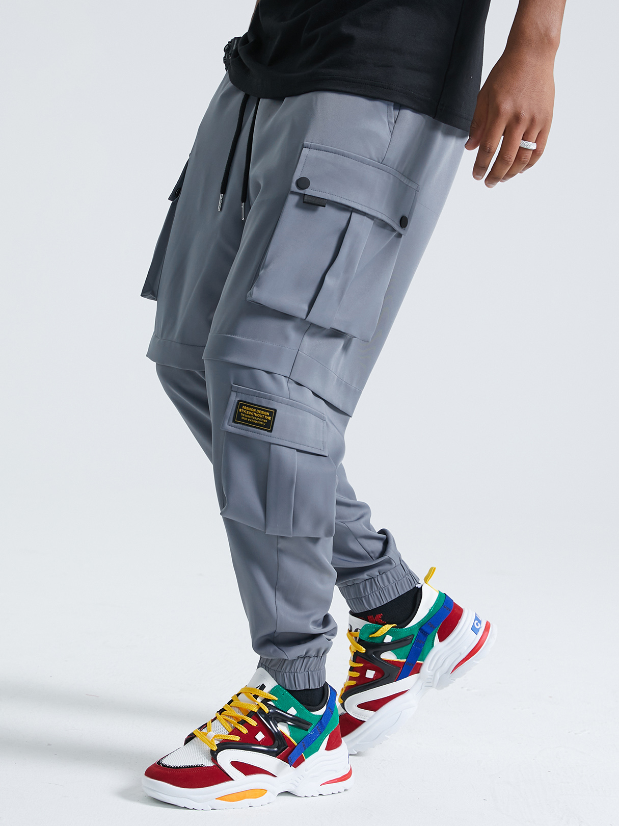 KOYYE Men Plain Pocket Badge Drawstring Waist Cargo Pants