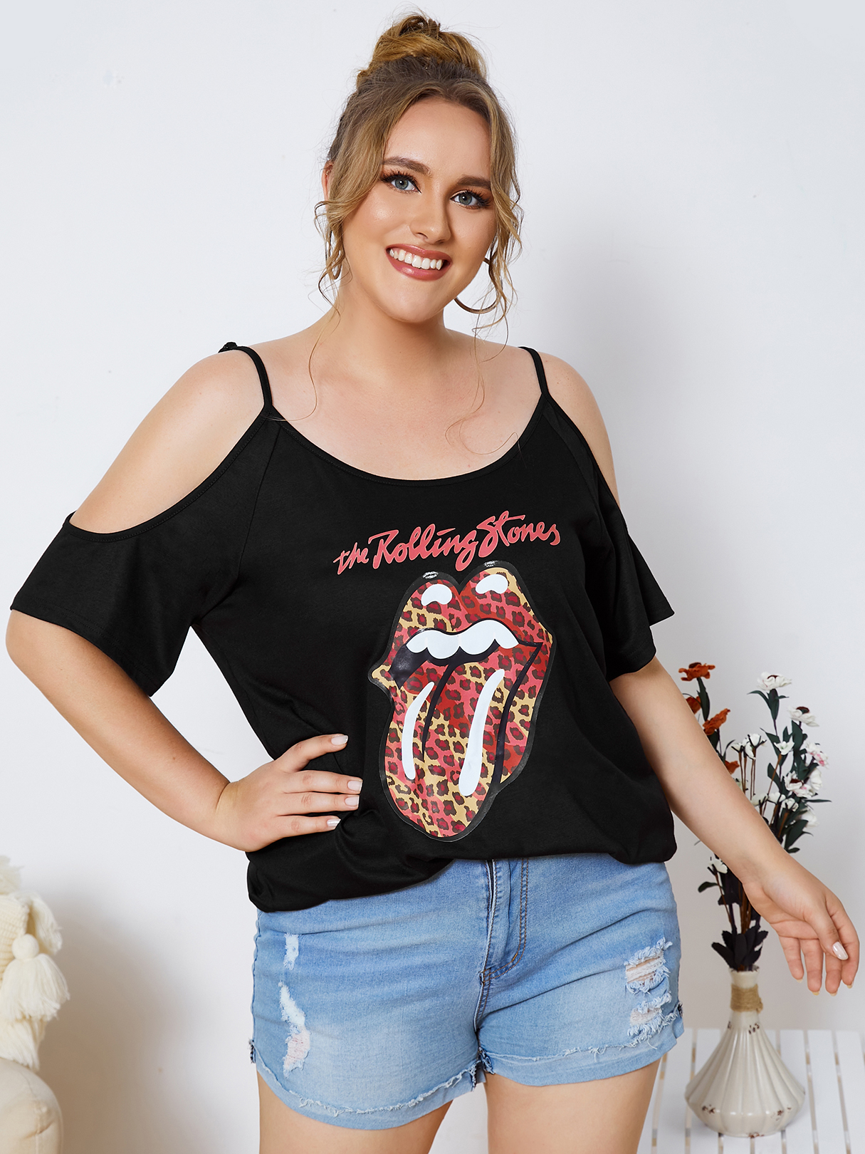 YOINS Plus Size Round Neck Graphic Backless Design Half Sleeves Tee