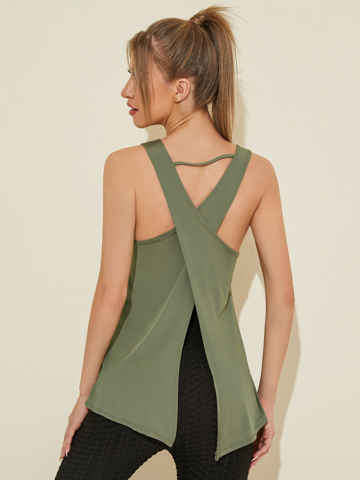 Criss-cross Design Round Neck Sleeves Sports Vest