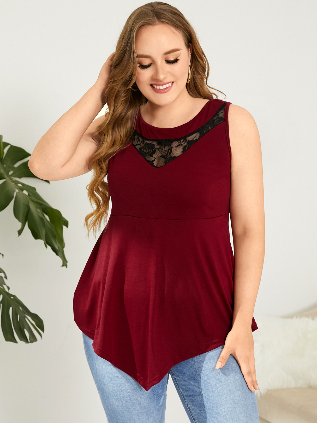 Plus Size Round Neck Lace Sleeveless Tank Top