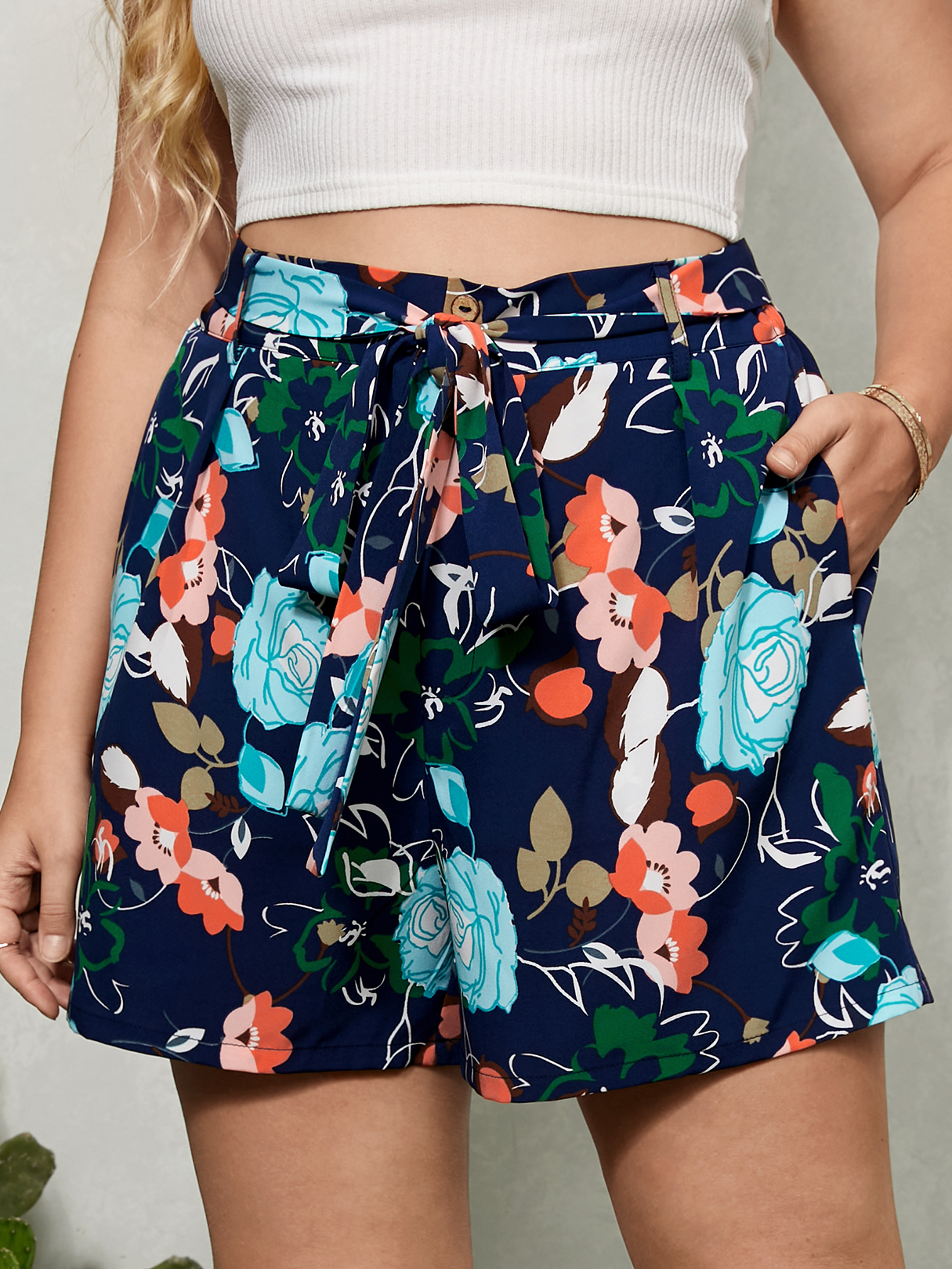 YOINS Plus Size Floral Print Belt Design Side Pocket Shorts