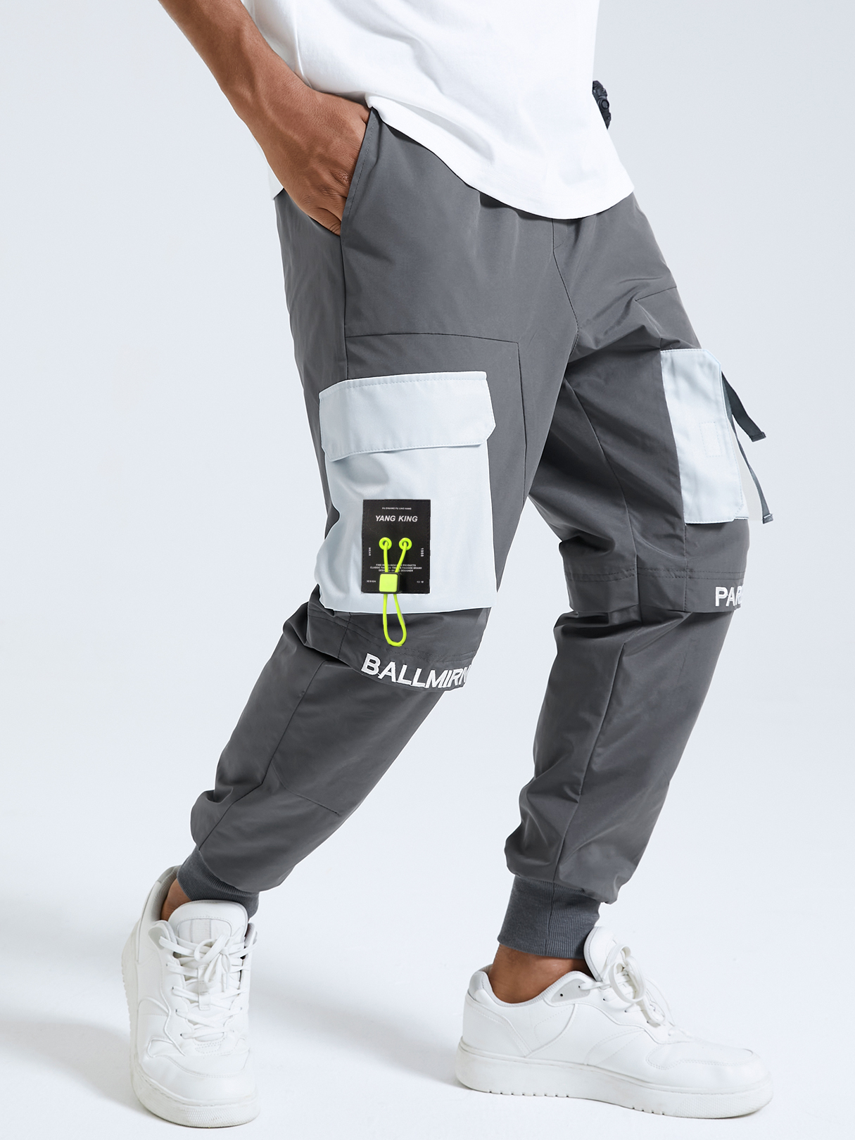 Men Letter Color Block Print Drawstring Waist Cargo Pants